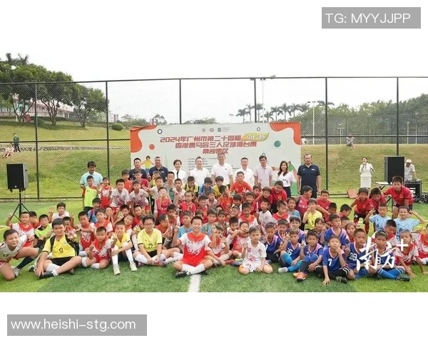 足球明星积极参与合拍活动展现亲民形象与球迷互动新风尚 足球明星积极参与合拍活动展现亲民形象与球迷互动新风尚